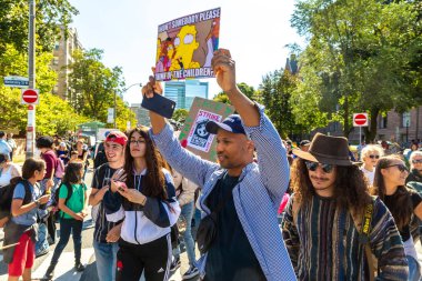 TORONTO, CANADA - 27 Eylül 2019: İklim için Küresel Grev ve Toronto, Ontario, Kanada 'da İklim Adaleti Yürüyüşü