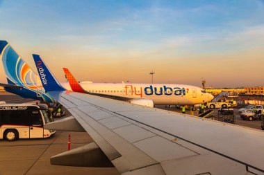 DUBAI, BAE - 5 Nisan 2020: Flydubai Boeing 737-800 sefer sayılı uçak, Dubai Uluslararası Havalimanı, Birleşik Arap Emirlikleri
