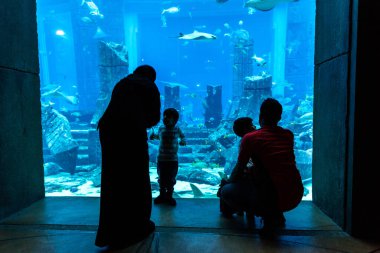 DUBAI, BAE - 26 Haziran 2018: Kayıp odalar - Dubai, Birleşik Arap Emirlikleri, Atlantis Oteli 'ndeki büyük akvaryum