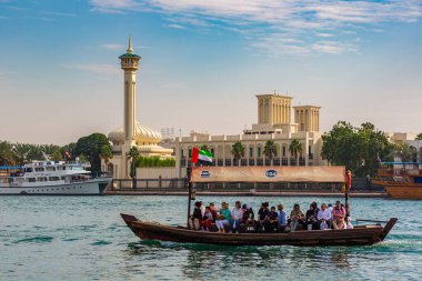 DUBAI, BAE - 5 Nisan 2020: Abra - Dubai Körfezi, Birleşik Arap Emirlikleri 'ndeki geleneksel ahşap tekne