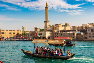 DUBAI, BAE - 5 Nisan 2020: Abra - Dubai Körfezi, Birleşik Arap Emirlikleri 'ndeki geleneksel ahşap tekne