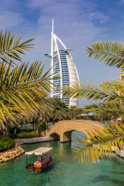 DUBAI, BİRLİK ARAB EMIRATES - 31 HAZİRAN 2020: Güneşli bir Dubai gününde Madinat Jumeirah lüks otelinden Burj Al-Arap oteline bakın