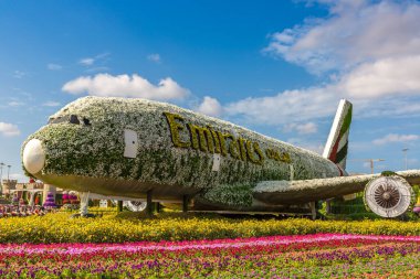 DUBAI, BİRLİK ARAB EMIRATES - 31 Ocak 2020: Güneşli bir günde, Birleşik Arap Emirlikleri 'nin Dubai mucize bahçesinde çiçeklerden yapılmış Emirates Airbus A380