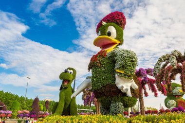 DUBAI, BİRLİK ARAB EMIRATES - 29 Mart 2020: Güneşli bir günde Dubai Mucize Bahçesi, Birleşik Arap Emirlikleri