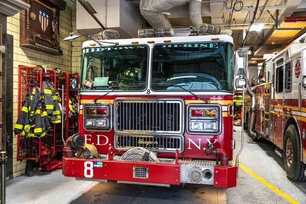 Nova Cidade Iorque Eua Março 2020 Caminhão Bombeiros Estacionado Quartel — Fotografia de Stock