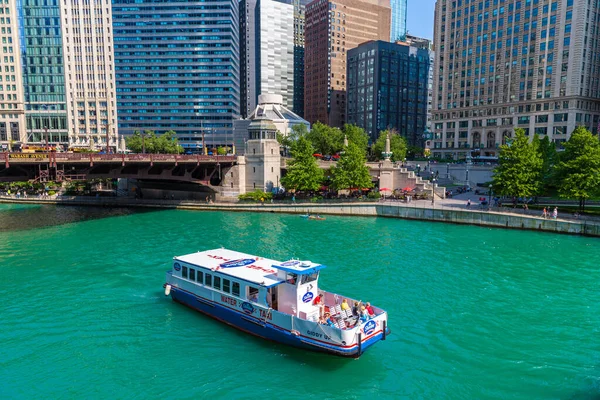 シカゴ 2020年3月29日 米国イリノイ州シカゴ川での観光クルーズ — ストック写真