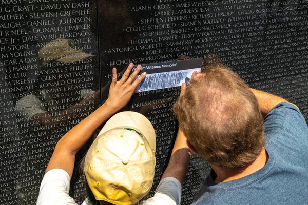 Washington Eua Março 2020 Pessoas Esfregando Nome Gravado Memorial Dos — Fotografia de Stock
