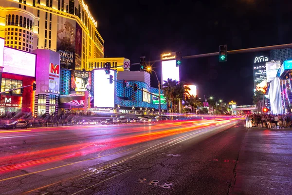 Las Vegas Usa นาคม 2020 องรอยไฟรถยนต บนรางในเวลากลางค นในลาสเวก เนวาดา สหร — ภาพถ่ายสต็อก