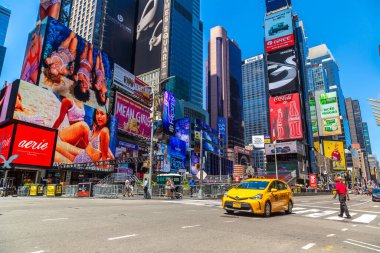 NEW YORK CITY, ABD - 15 Mart 2020: Times Square 'deki sarı taksi ABD' nin New York şehrinin bir sembolüdür