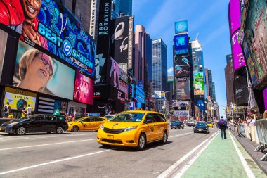 NEW YORK CITY, ABD - 15 Mart 2020: Times Square 'deki sarı taksi ABD' nin New York şehrinin bir sembolüdür