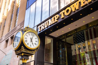 NEW YORK CITY, ABD - 29 Mart 2020: New York City, ABD 'deki Sokak Saati ve Trump Tower binası