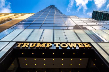NEW YORK CITY, ABD - 29 Mart 2020: New York 'taki Trump Tower binası, ABD