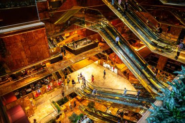 NEW YORK CITY, ABD - 29 Mart 2020: New York City, ABD 'deki Trump Tower binasının içi