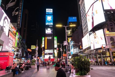 NEW YORK CITY, ABD - 15 Mart 2020: Times Square, ABD 'nin New York şehrinin bir sembolüdür