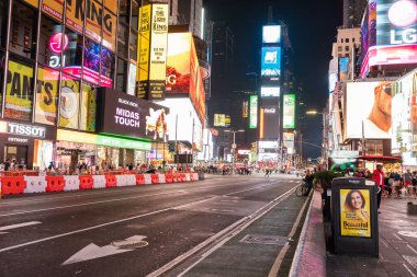 NEW YORK CITY, ABD - 15 Mart 2020: Times Square, ABD 'nin New York şehrinin bir sembolüdür