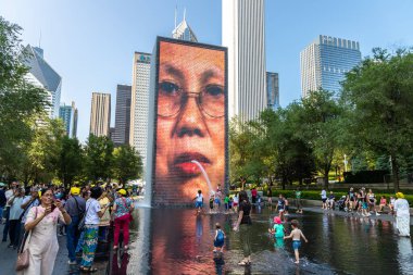 CHICAGO, ABD - 29 Mart 2020: Chicago, Illinois, ABD 'deki Millennium Park' taki Crown Fountain
