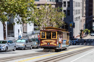 SAN FRANCISCO, ABD - 29 Mart 2020: San Francisco, Kaliforniya, ABD 'deki Cable Car tramvayı