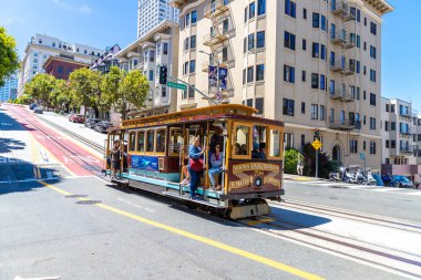 SAN FRANCISCO, ABD - 29 Mart 2020: San Francisco, Kaliforniya, ABD 'deki Cable Car tramvayı