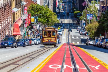 SAN FRANCISCO, ABD - 29 Mart 2020: San Francisco, Kaliforniya, ABD 'deki Cable Car tramvayı