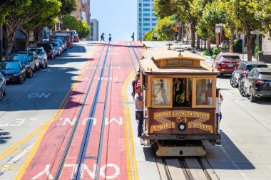 SAN FRANCISCO, ABD - 29 Mart 2020: San Francisco, Kaliforniya, ABD 'deki Cable Car tramvayı