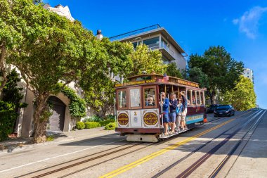 SAN FRANCISCO, ABD - 29 Mart 2020: San Francisco, Kaliforniya, ABD 'deki Cable Car tramvayı