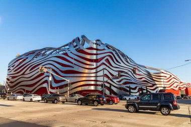 LOS ANGELES, ABD - 29 Mart 2020: Petersen Otomotiv Müzesi Los Angeles, Kaliforniya, ABD