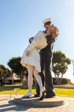 SAN DIEGO, ABD - 29 Mart 2020: San Diego, Kaliforniya, ABD 'de Koşulsuz Teslim Heykeli
