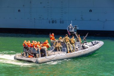 SAN DIEGO, ABD - 29 Mart 2020: San Diego, Kaliforniya, ABD 'deki modern nükleer uçak gemisine karşı donanma koruma botu devriyesi