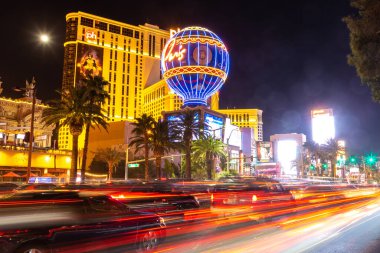 LAS VEGAS, ABD - 29 Mart 2020: Gece Las Vegas, Nevada, ABD 'deki Planet Hollywood ve Paris Las Vegas oteli ve kumarhanesi