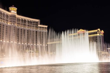LAS VEGAS, ABD - 29 Mart 2020: Bellagio Çeşmeleri Bellagio Hotel ve Casino ve Caesars Palace Las Vegas, Nevada, ABD