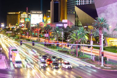 LAS VEGAS, ABD - 29 Mart 2020: Las Vegas, Nevada, ABD 'de gece şeritte araba ışığı izleri