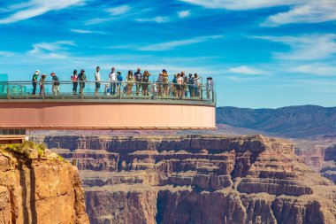 ARIZONA, ABD - 29 Mart 2020: Güneşli bir günde Grand Canyon West Rim 'deki Grand Canyon Skywalk gözlem noktasında manzaranın tadını çıkaran turist