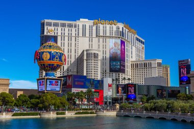 LAS VEGAS, ABD - 29 Mart 2020: Paris Las Vegas Otel ve Kumarhanesi ve Las Vegas, Nevada, ABD 'deki Planet Hollywood Resort ve Casino