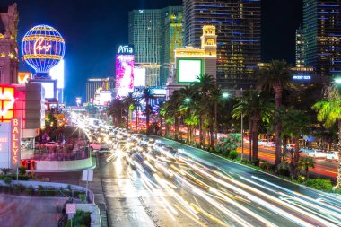 LAS VEGAS, ABD - 29 Mart 2020: Las Vegas, Nevada, ABD 'de gece şeritte araba ışığı izleri