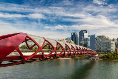 CALGARY, CANADA - 2 Nisan 2020: Güneşli bir günde Kanada 'nın Calgary şehrinde Bow Nehri üzerindeki Barış Köprüsü
