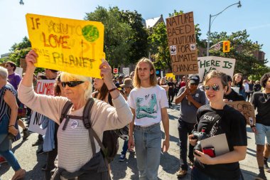 TORONTO, CANADA - 27 Eylül 2019: İklim için Küresel Grev ve Toronto, Ontario, Kanada 'da İklim Adaleti Yürüyüşü