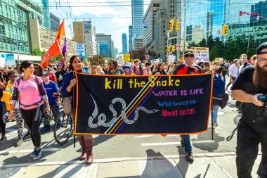 TORONTO, CANADA - 27 Eylül 2019: İklim için Küresel Grev ve Toronto, Ontario, Kanada 'da İklim Adaleti Yürüyüşü