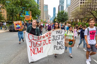 TORONTO, CANADA - 27 Eylül 2019: İklim için Küresel Grev ve Toronto, Ontario, Kanada 'da İklim Adaleti Yürüyüşü