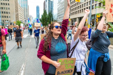 TORONTO, CANADA - 27 Eylül 2019: İklim için Küresel Grev ve Toronto, Ontario, Kanada 'da İklim Adaleti Yürüyüşü