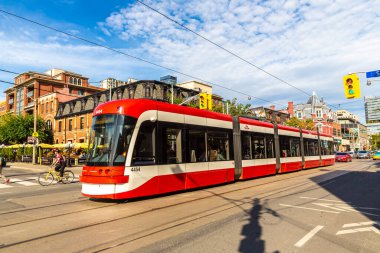 TORONTO, CANADA - 2 Nisan 2020: Toronto 'daki modern tramvay güneşli bir günde, Ontario, Kanada
