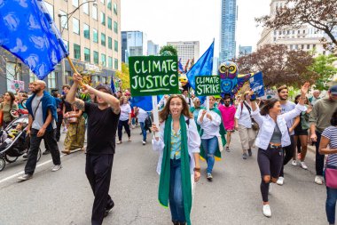 TORONTO, CANADA - 27 Eylül 2019: İklim için Küresel Grev ve Toronto, Ontario, Kanada 'da İklim Adaleti Yürüyüşü