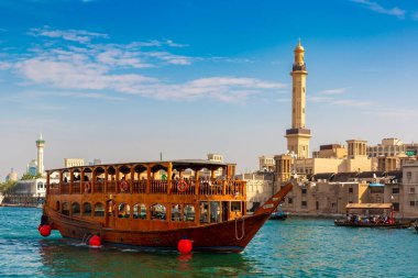 DUBAI, BAE - 5 Nisan 2020: Dhow - Dubai Körfezi, Birleşik Arap Emirlikleri 'ndeki geleneksel ahşap gemi