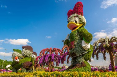 DUBAI, BİRLİK ARAB EMIRATES - 29 Mart 2020: Güneşli bir günde Dubai Mucize Bahçesi, Birleşik Arap Emirlikleri