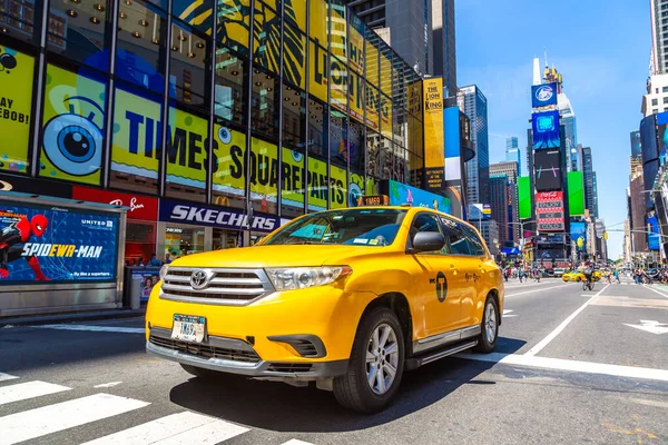 Nowość York City Usa Marca 2020 Żółta Taksówka Times Square — Zdjęcie stockowe