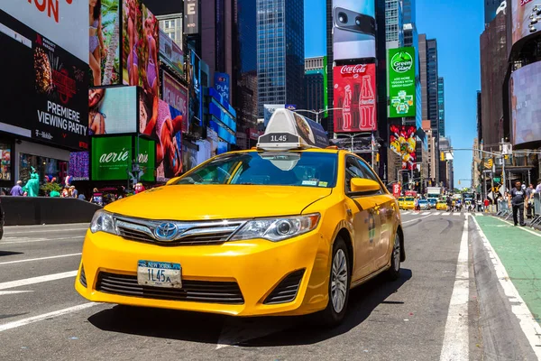 Nowość York City Usa Marca 2020 Żółta Taksówka Times Square — Zdjęcie stockowe