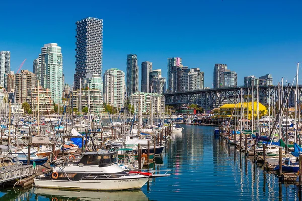 Vancouver Canada April 2020 Granville Bridge Landscape False Creek Sunny — 图库照片