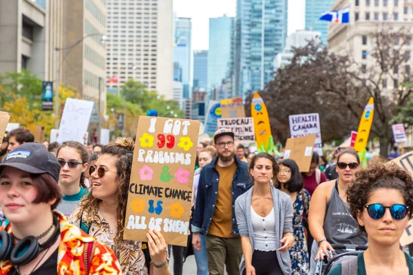 TORONTO, CANADA - 27 Eylül 2019: İklim için Küresel Grev ve Toronto, Ontario, Kanada 'da İklim Adaleti Yürüyüşü