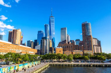 NEW YORK CITY, ABD - 15 Mart 2020: Manhattan şehir merkezi ve Hudson nehrinin panoramik manzarası, ABD
