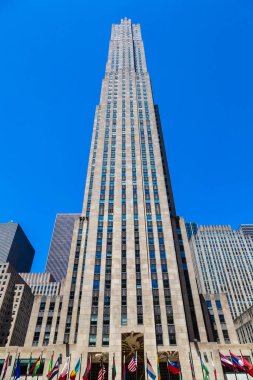 NEW YORK CITY, ABD - 15 Mart 2020: Manhattan, New York 'taki Rockefeller Center' da Prometheus Heykeli, ABD