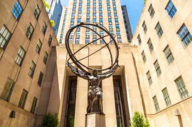 NEW YORK CITY, ABD - 15 Mart 2020: Manhattan, New York 'taki Rockefeller Center' da Atlas Heykeli
